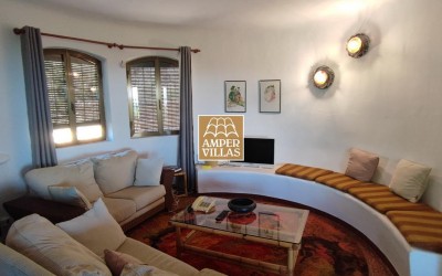 Bonito chalet mediterráneo con casa de invitados y impresionantes vistas panorámicas.